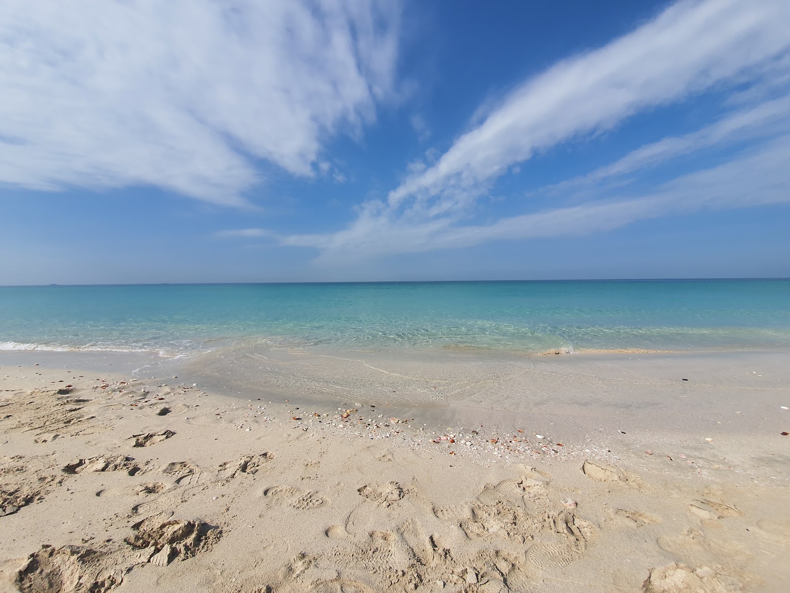 Foto van Umm Al Quwain met turquoise puur water oppervlakte