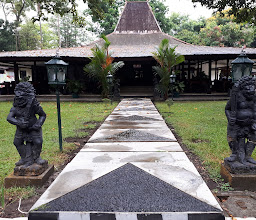 Sriwedari Hotel and Cottage photo