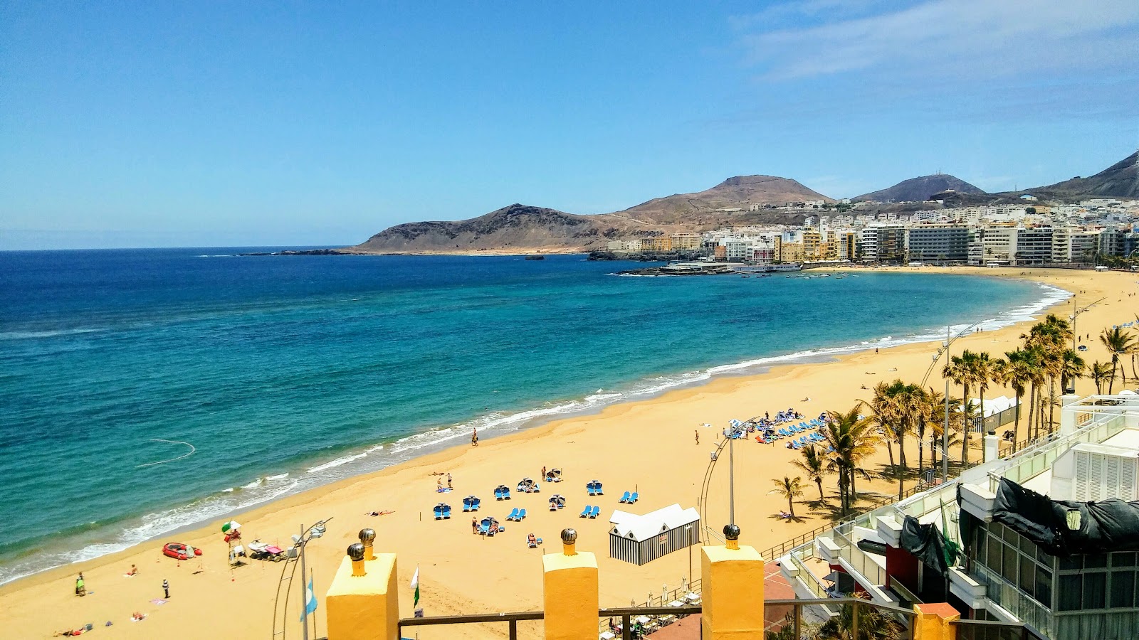 Photo de Plage de Las Canteras avec sable fin et lumineux de surface