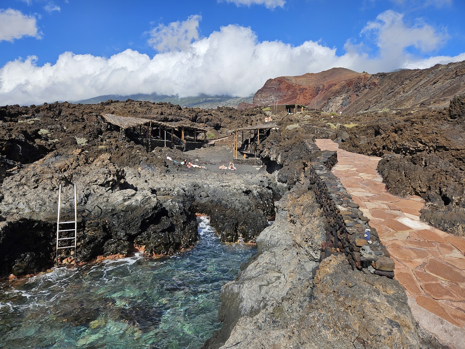 Zdjęcie Playa de Tacoron otoczony górami