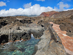 Zdjęcie Playa de Tacoron otoczony górami