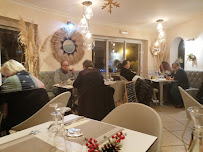 Atmosphère du Restaurant de spécialités provençales L'Amirauté - Bar - Restaurant Saintes-Maries-de-la-Mer - n°8