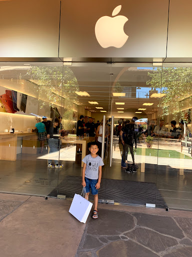 Computer Store «Apple La Encantada», reviews and photos, 2905 E Skyline Dr, Tucson, AZ 85718, USA