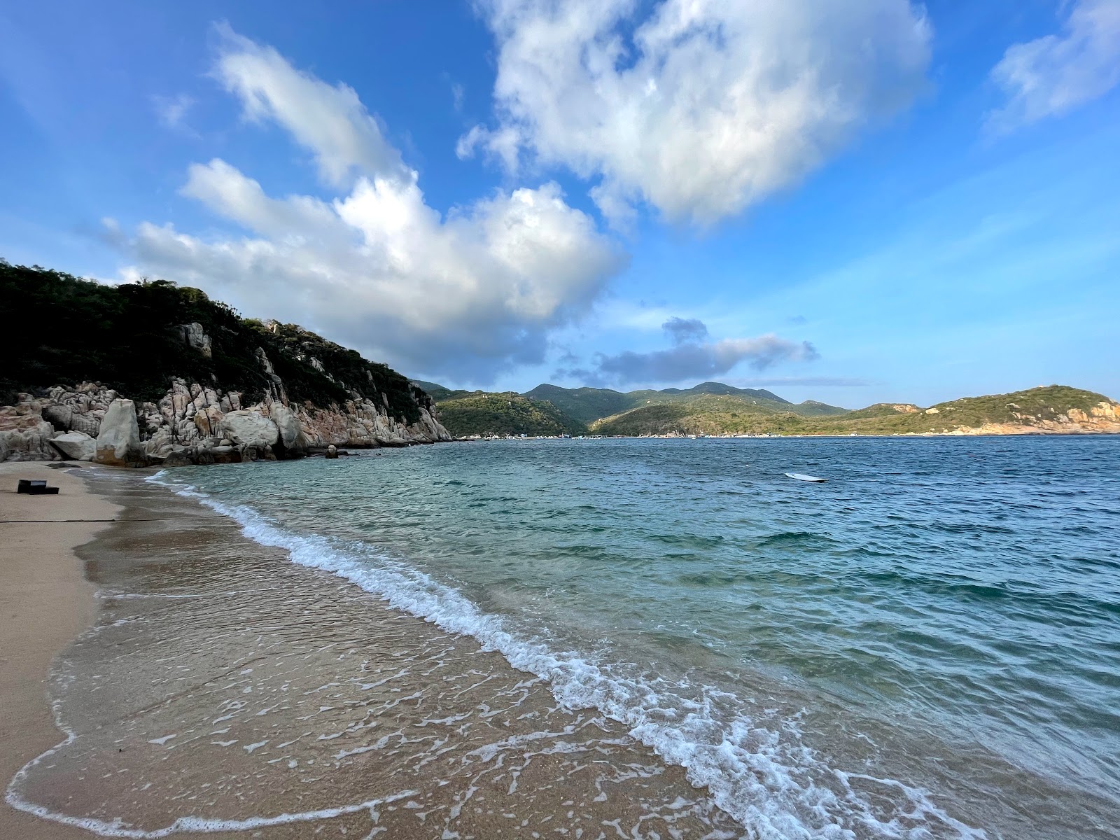 Amanoi Beach'in fotoğrafı dağlarla çevrili