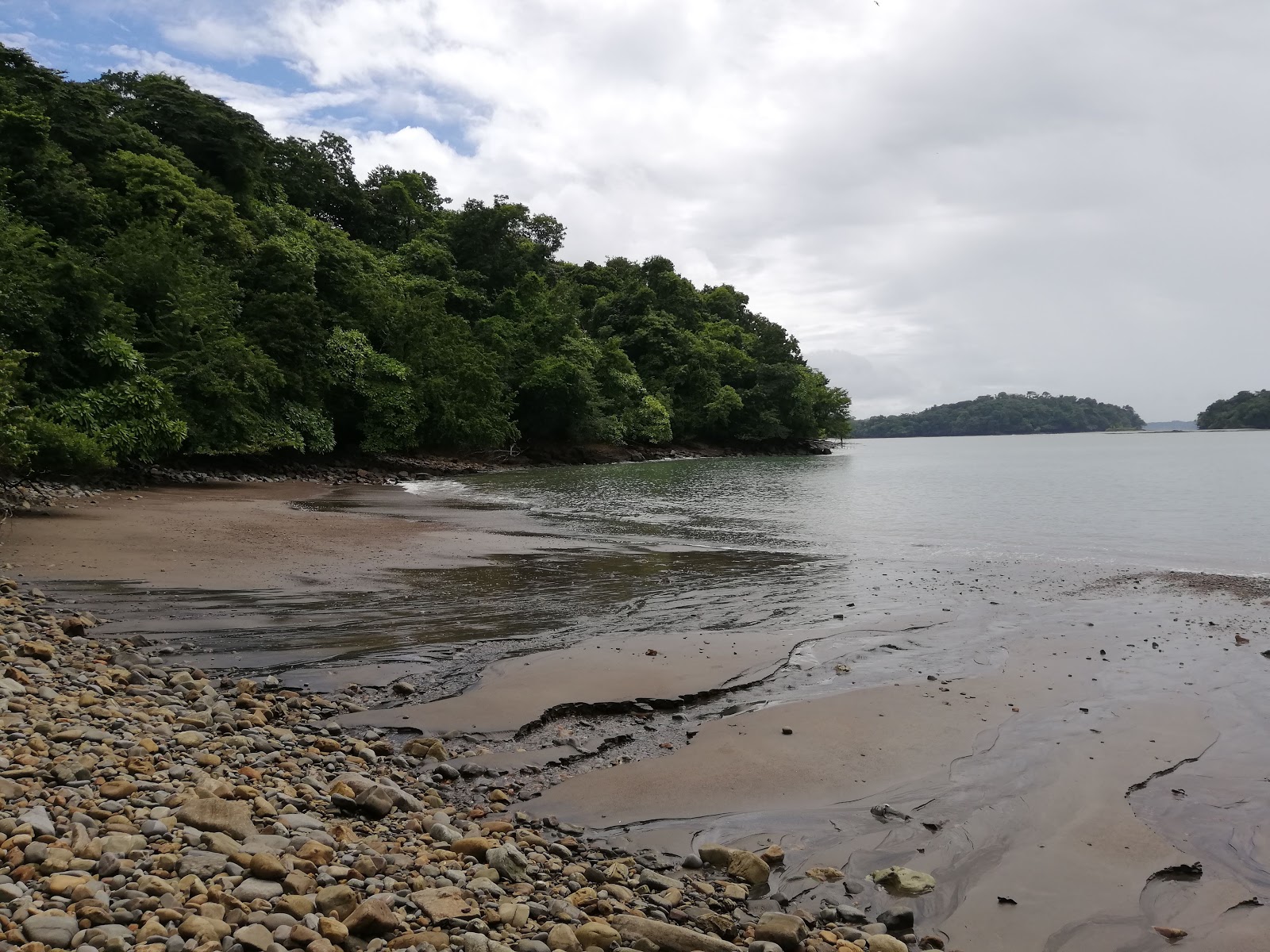 Playa Piedrita'in fotoğrafı küçük koy ile birlikte