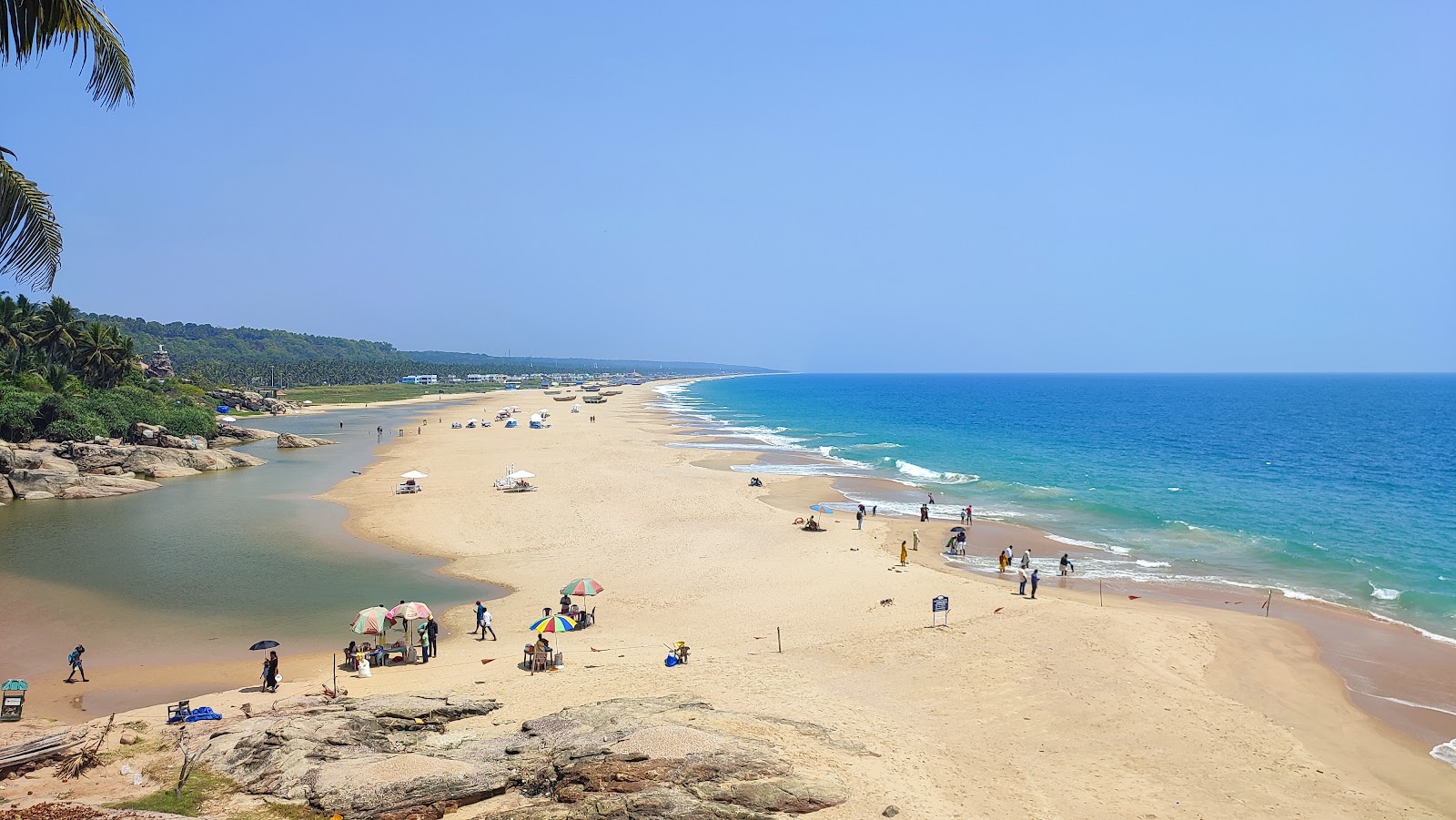 Foto von Adimalathura Beach mit feiner beiger sand Oberfläche