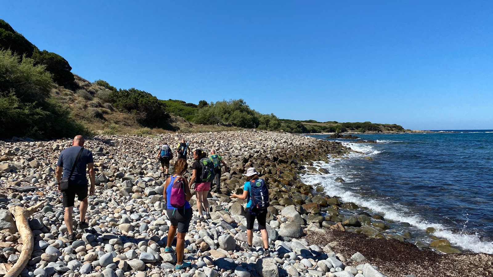 Foto van Spiaggia di Sassi di Robinson met blauw puur water oppervlakte