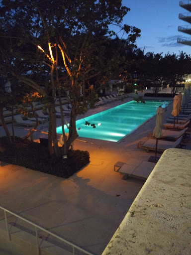 Luxury Hotel «Four Seasons Hotel at The Surf Club, Surfside, Florida», reviews and photos, 9101 Collins Ave, Surfside, FL 33154, USA