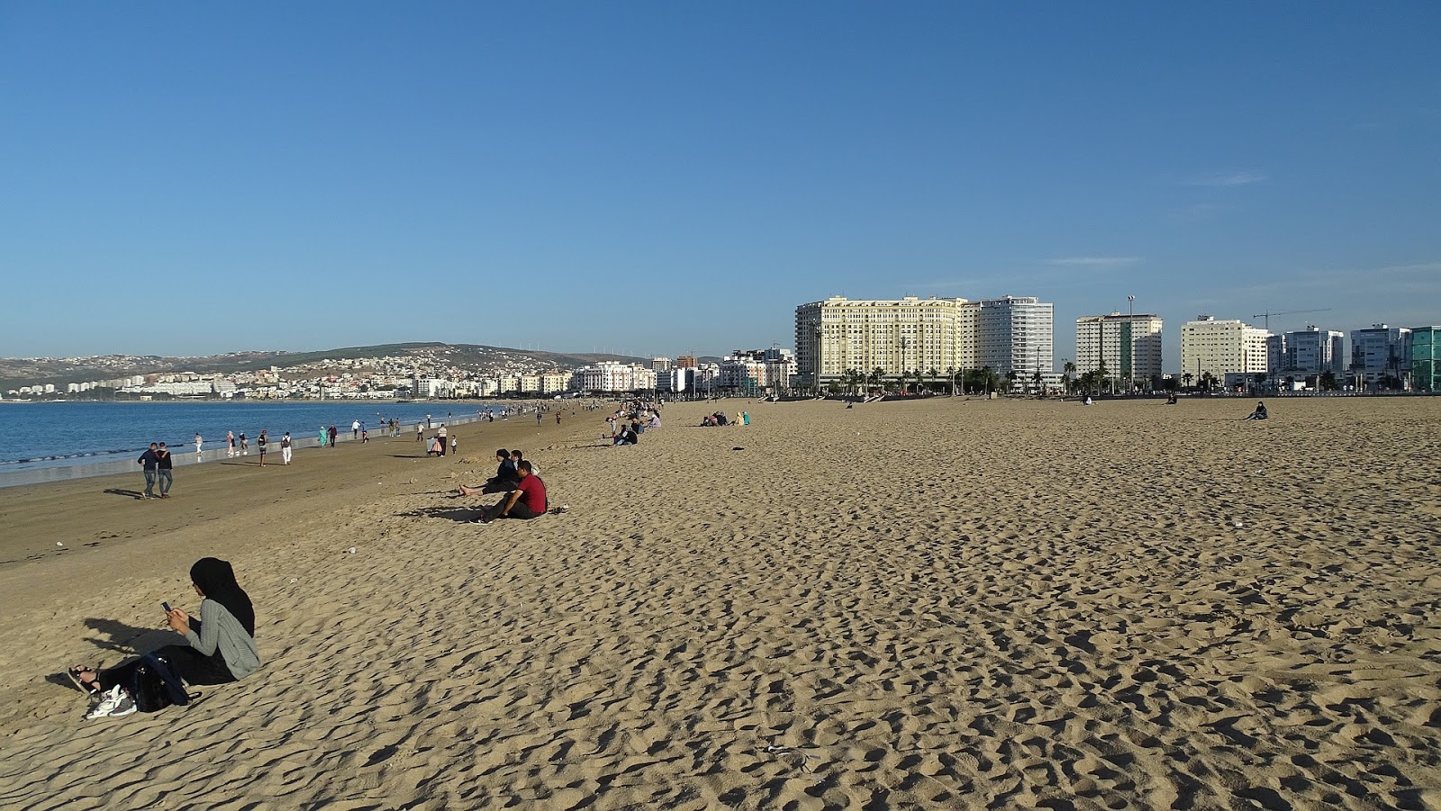 Malabata Plajı (Tangier)'in fotoğrafı parlak kum yüzey ile