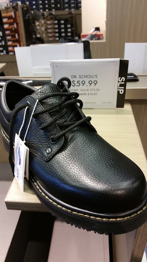 Shoe Store «DSW Designer Shoe Warehouse», reviews and photos, 970 N Milwaukee Ave, Lincolnshire, IL 60069, USA