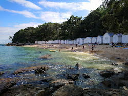 Plage de l'Anse Rouge'in fotoğrafı dağlarla çevrili