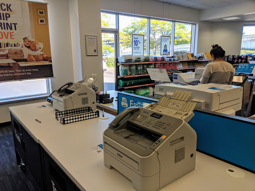 Print Shop «FedEx Office Print & Ship Center», reviews and photos, 2518 Green Bay Rd, Evanston, IL 60201, USA