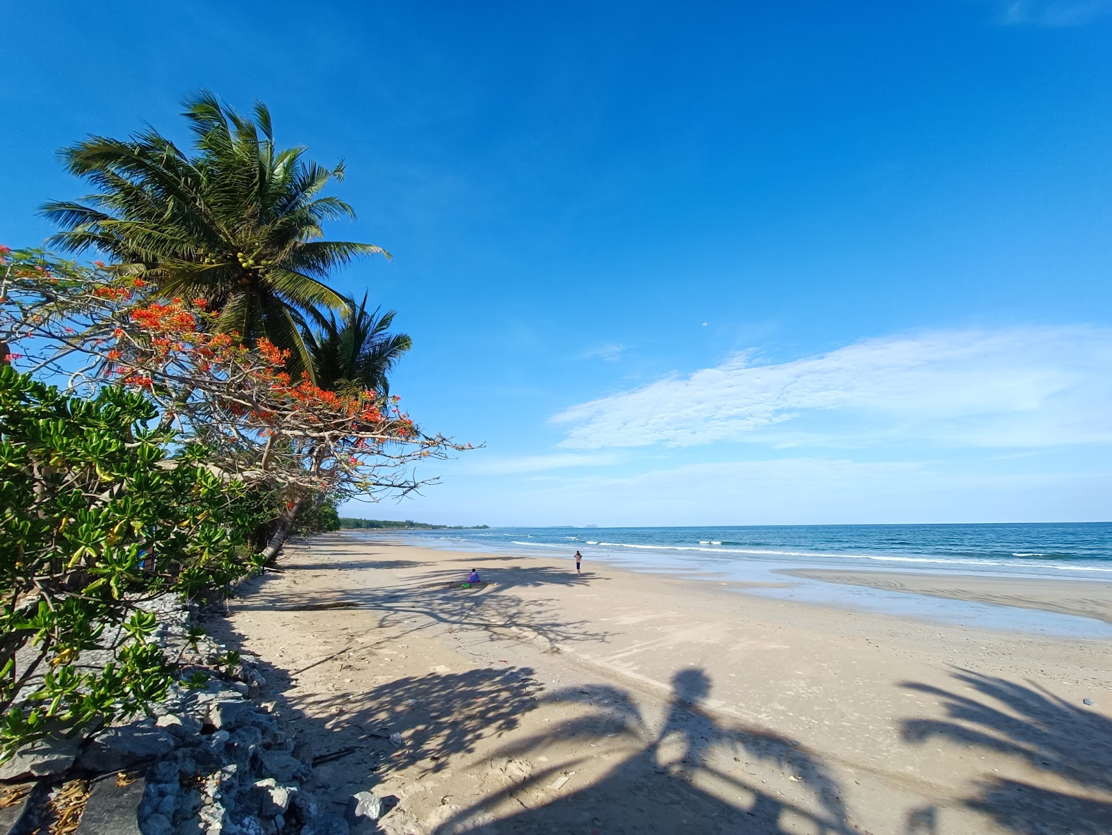 Foto de Saphli Beach - lugar popular entre os apreciadores de relaxamento