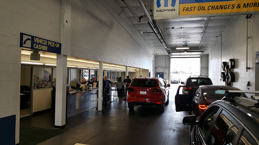 Car Dealer «Larry Roesch Chrysler Jeep Dodge RAM», reviews and photos, 200 W Grand Ave, Elmhurst, IL 60126, USA