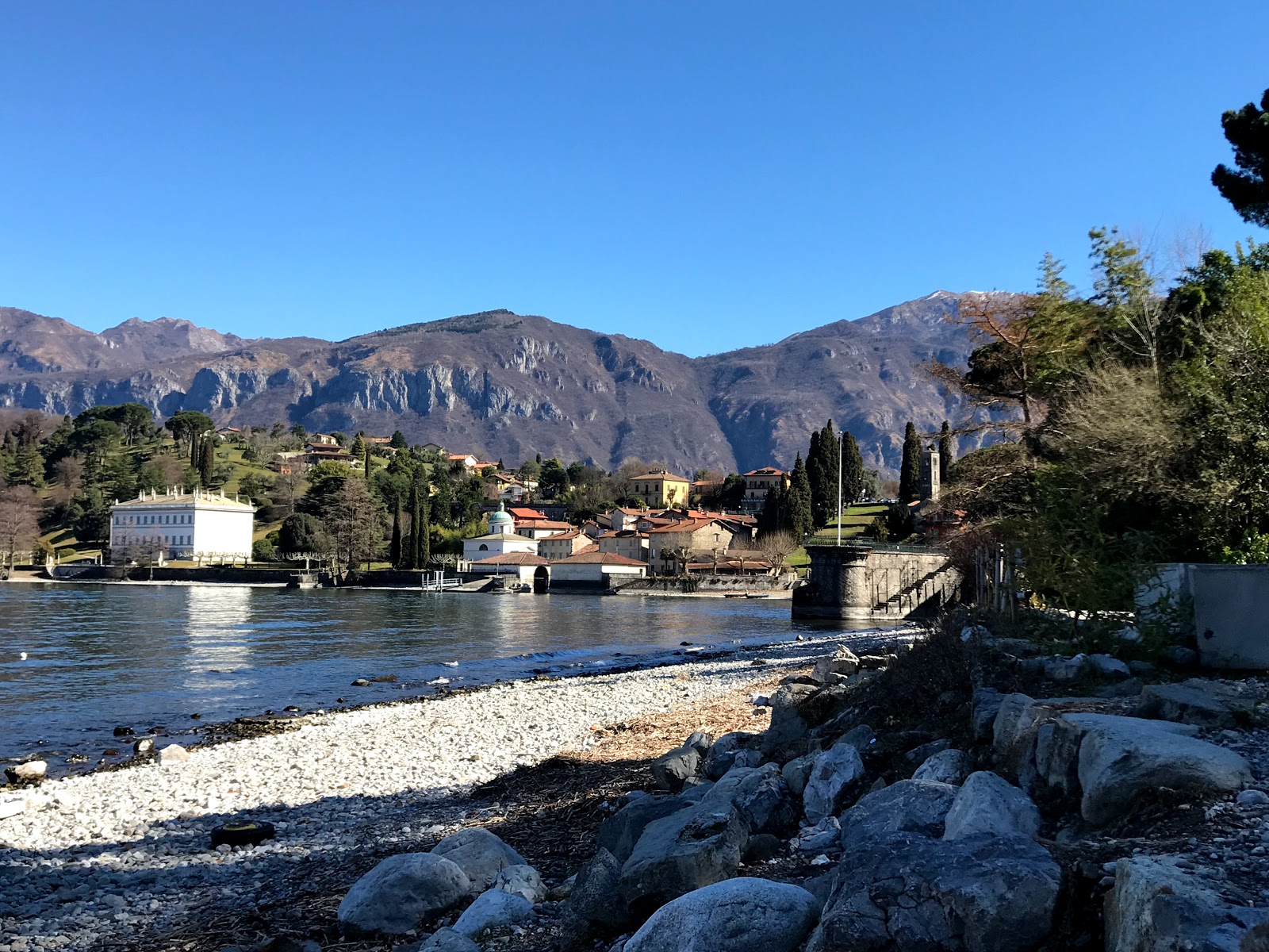 Valokuva Spiaggia Pubblica di Bellagioista. tukeutunut kallioilla