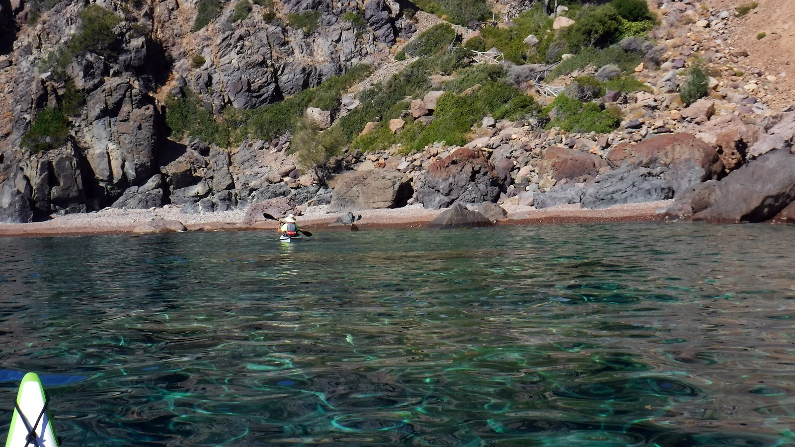 Foto von Cala d'Arcu Silibedda Beach umgeben von Bergen