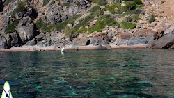 Foto von Cala d'Arcu Silibedda Beach umgeben von Bergen