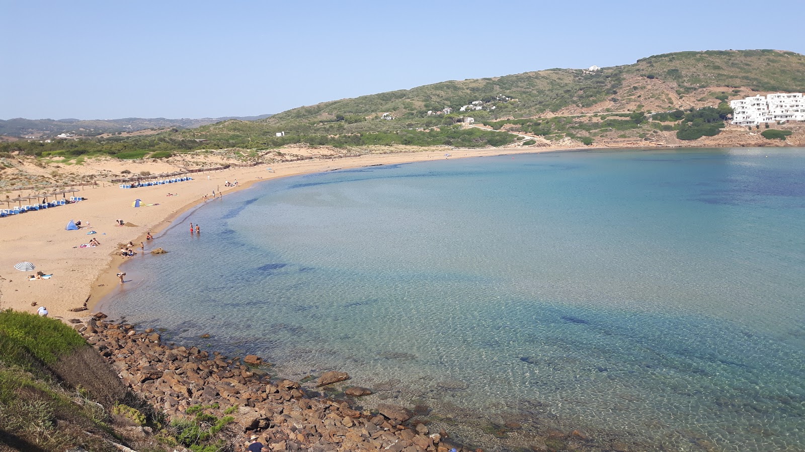 Fornells Plajı'in fotoğrafı çok temiz temizlik seviyesi ile