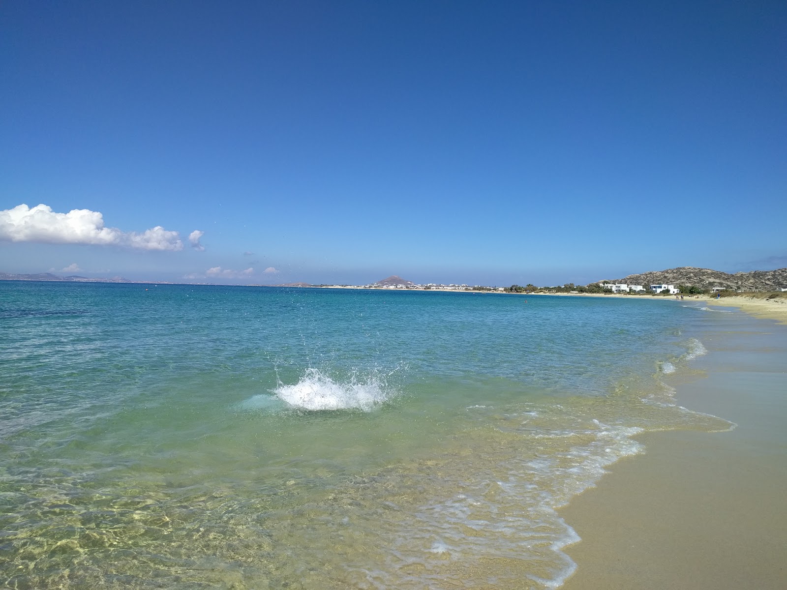 Plaka Beach的照片 带有碧绿色纯水表面