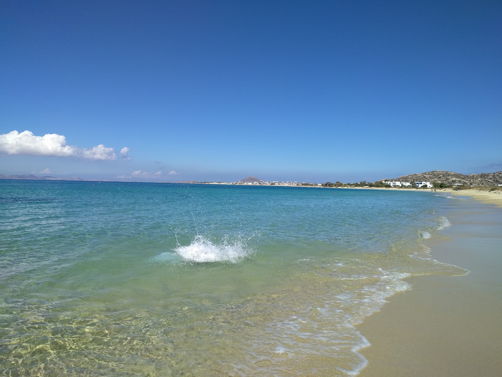 Foto van Plaka Beach met turquoise puur water oppervlakte