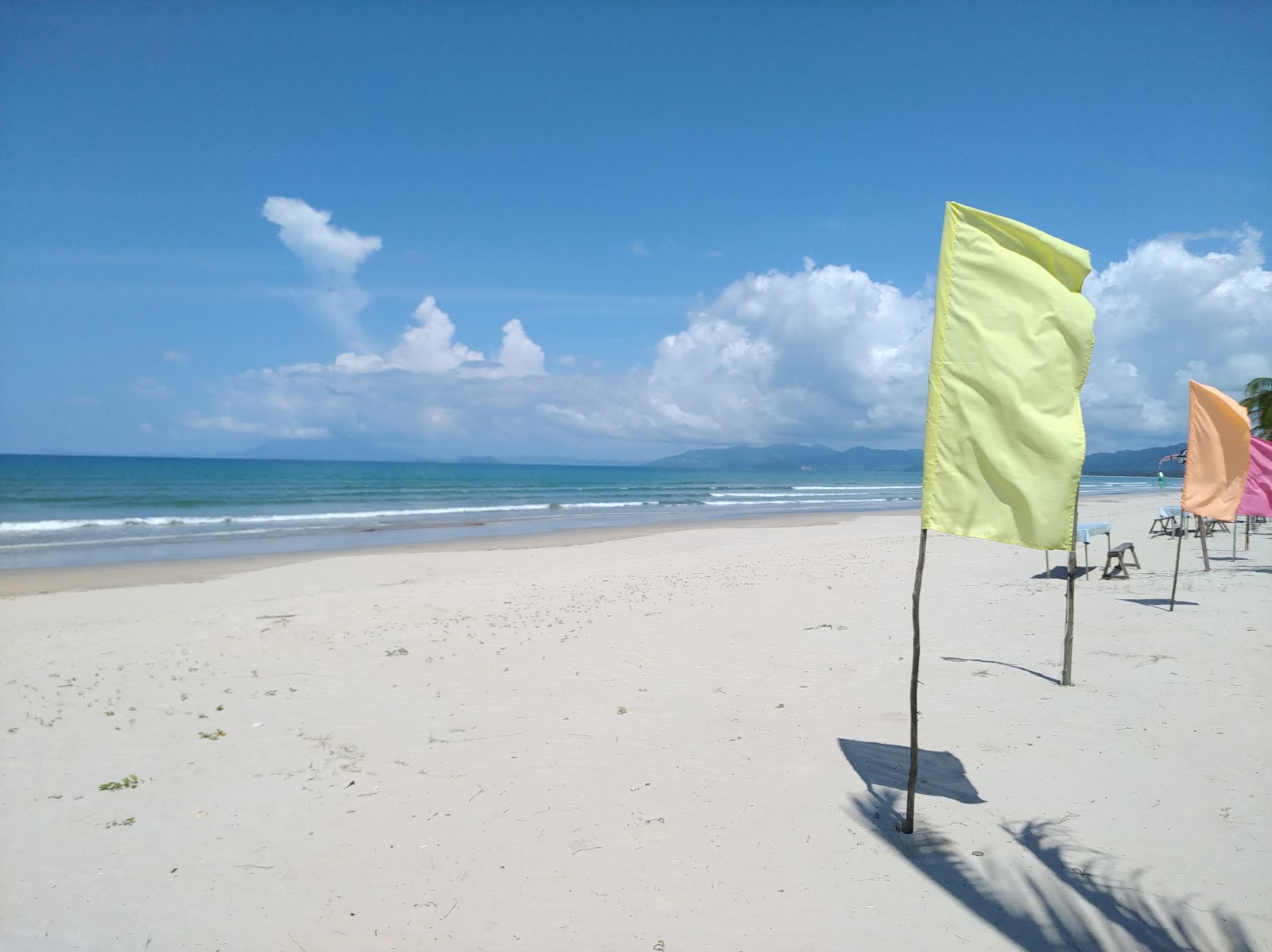 Pinagmangalokan Beach'in fotoğrafı turkuaz saf su yüzey ile