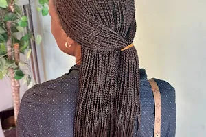 Diva's African Braiding image