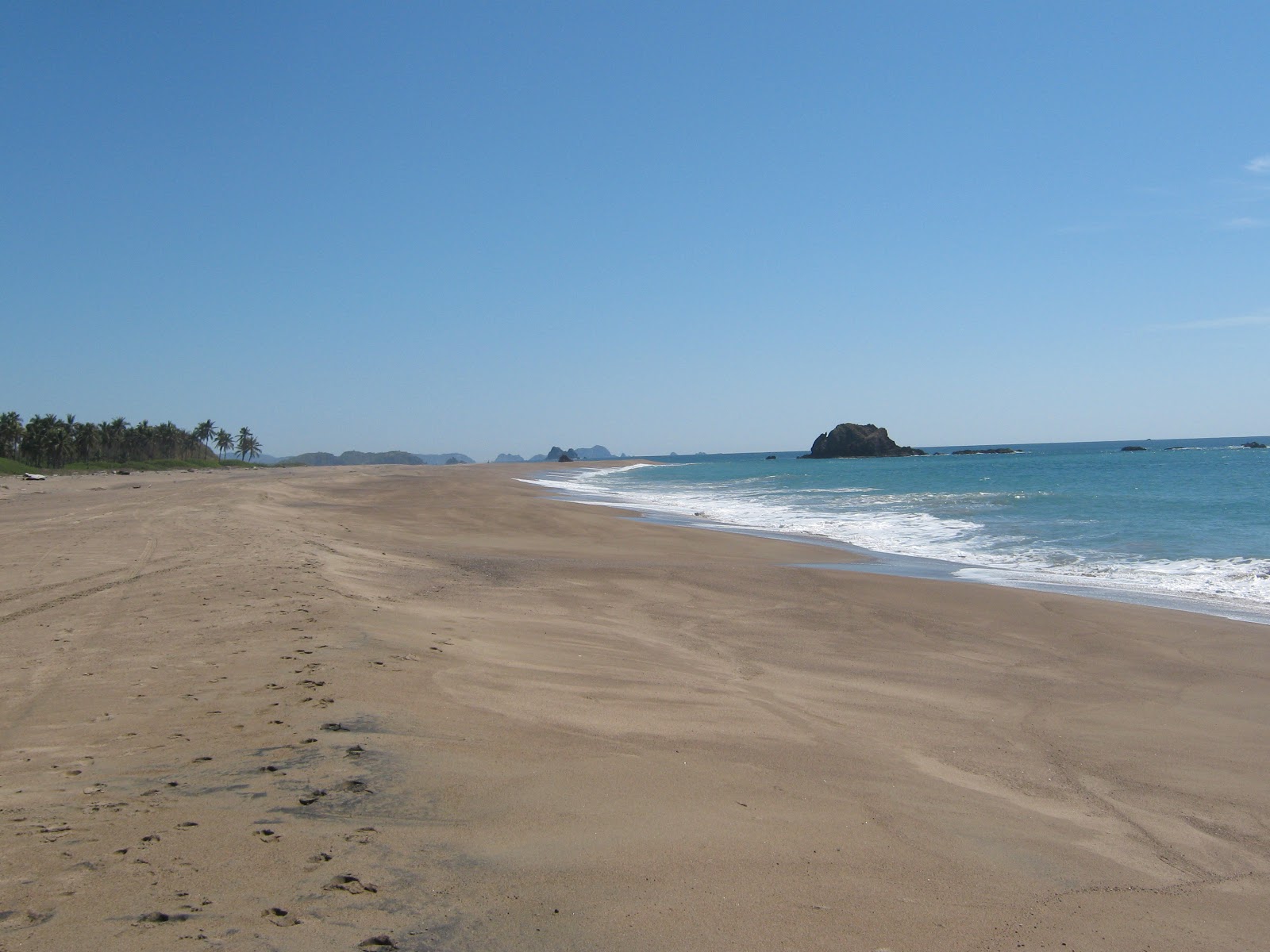 Tecuan beach'in fotoğrafı - rahatlamayı sevenler arasında popüler bir yer