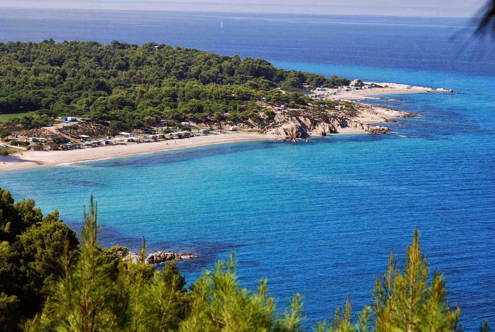 Foto di Platanitsi Beach II con una superficie del sabbia beige