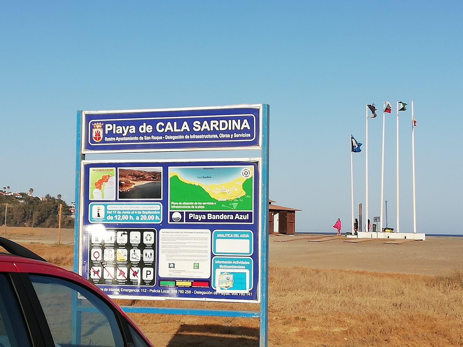 Fotografie cu Playa de Cala Sardina zonele de facilități