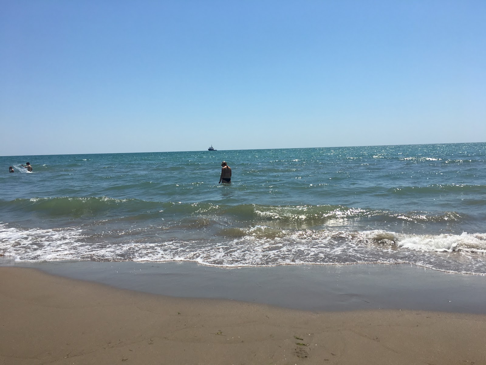 Photo de Shikh Beach avec rivage droit, long