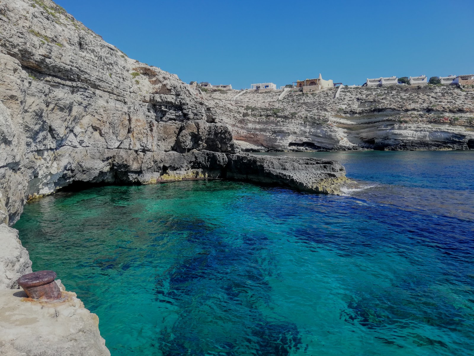 Foto av Cala Creta med turkos rent vatten yta