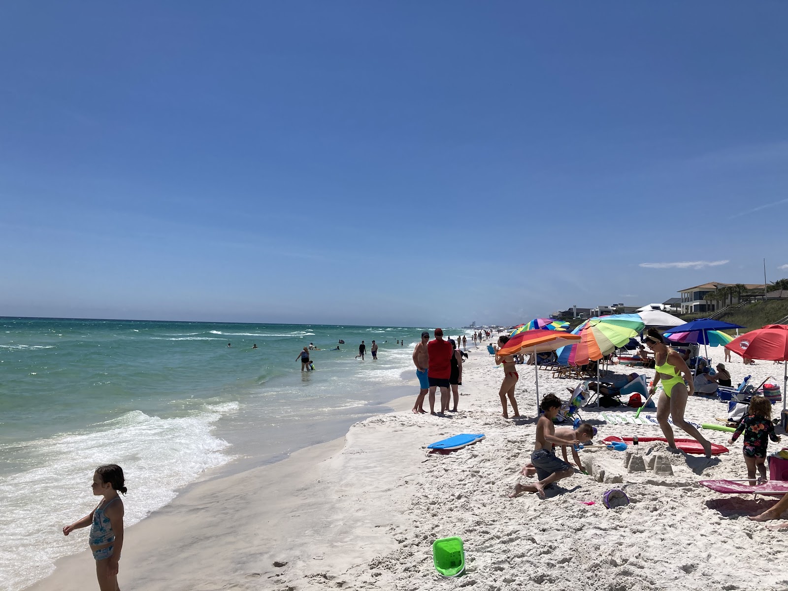 Fotografija Gulf Lakes Beach z beli fini pesek površino