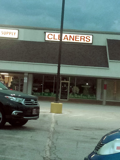 Shopping Mall «Meadowdale Shopping Center», reviews and photos, 100 W Mall Dr, Carpentersville, IL 60110, USA