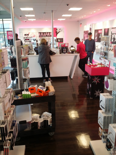 Cell Phone Store «T-Mobile», reviews and photos, 5914 6th Ave, Tacoma, WA 98406, USA