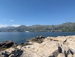 Beach Kamen Mali'in fotoğrafı dağlarla çevrili
