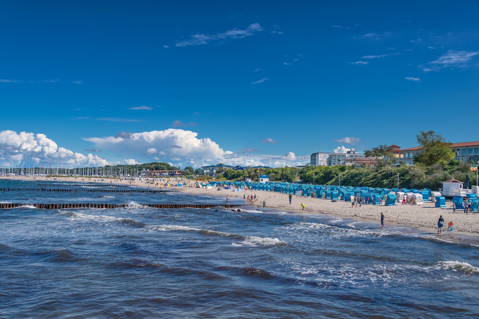 Foto von Seebrücke Kühlungsborn mit langer gerader strand