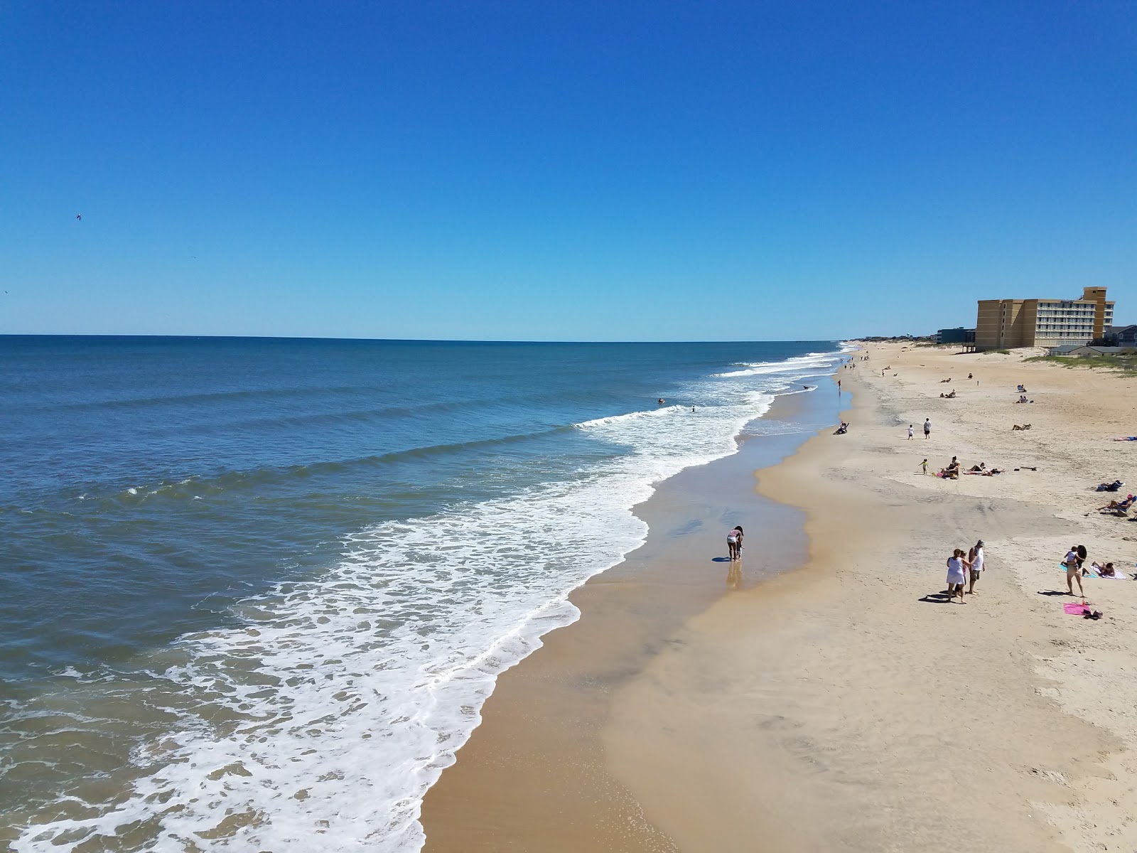 Foto von Jennette's Pier beach mit beiger sand Oberfläche