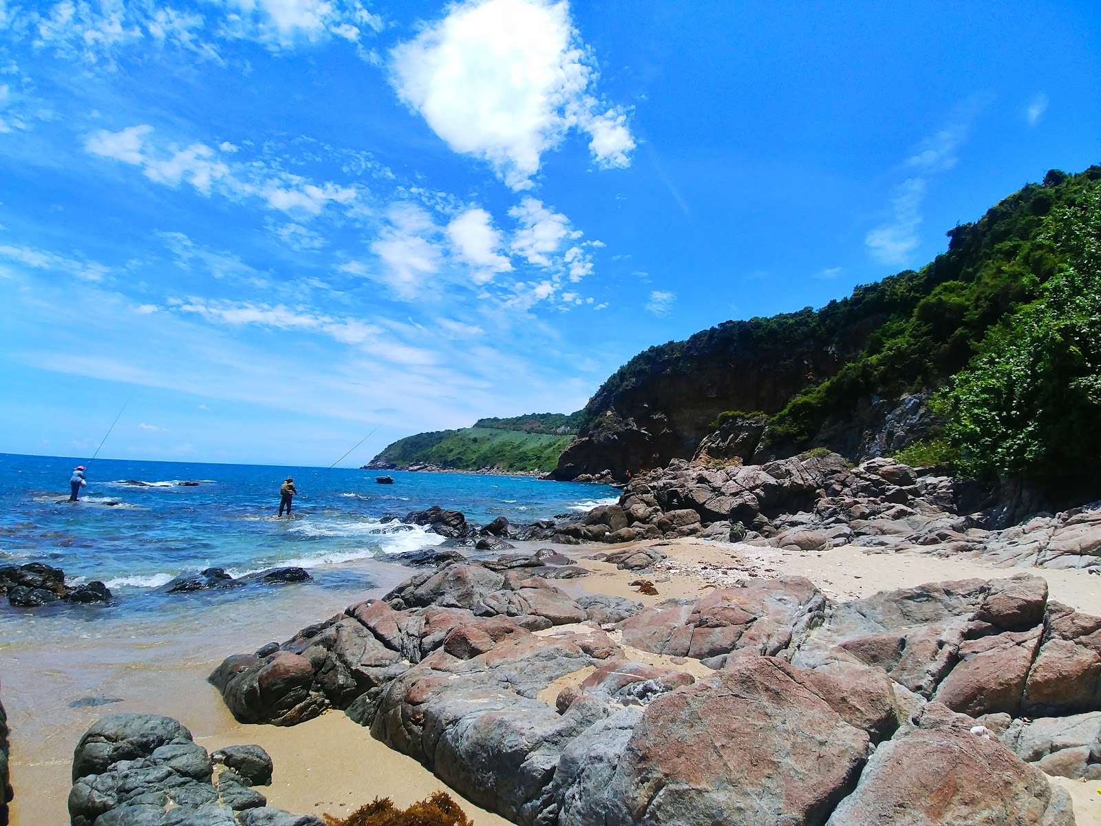 Foto di Ghenh Bang Beach con una superficie del terreno roccioso