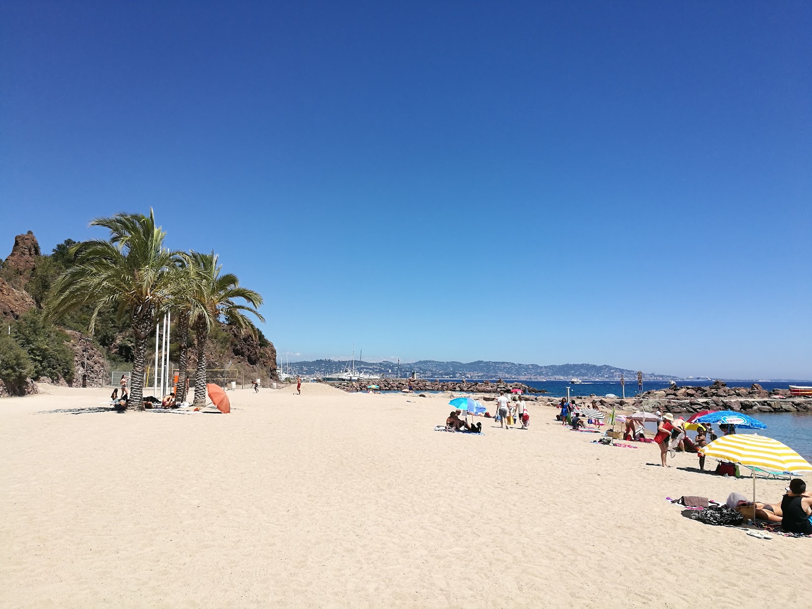 Fotografija Rague Plaža z prostorni večplastni zalivi