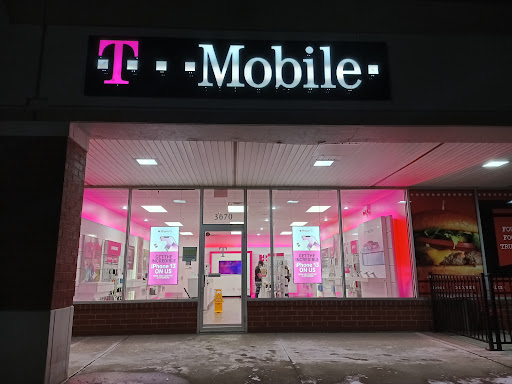 Cell Phone Store «T-Mobile», reviews and photos, 3670 Center Rd, Brunswick, OH 44212, USA