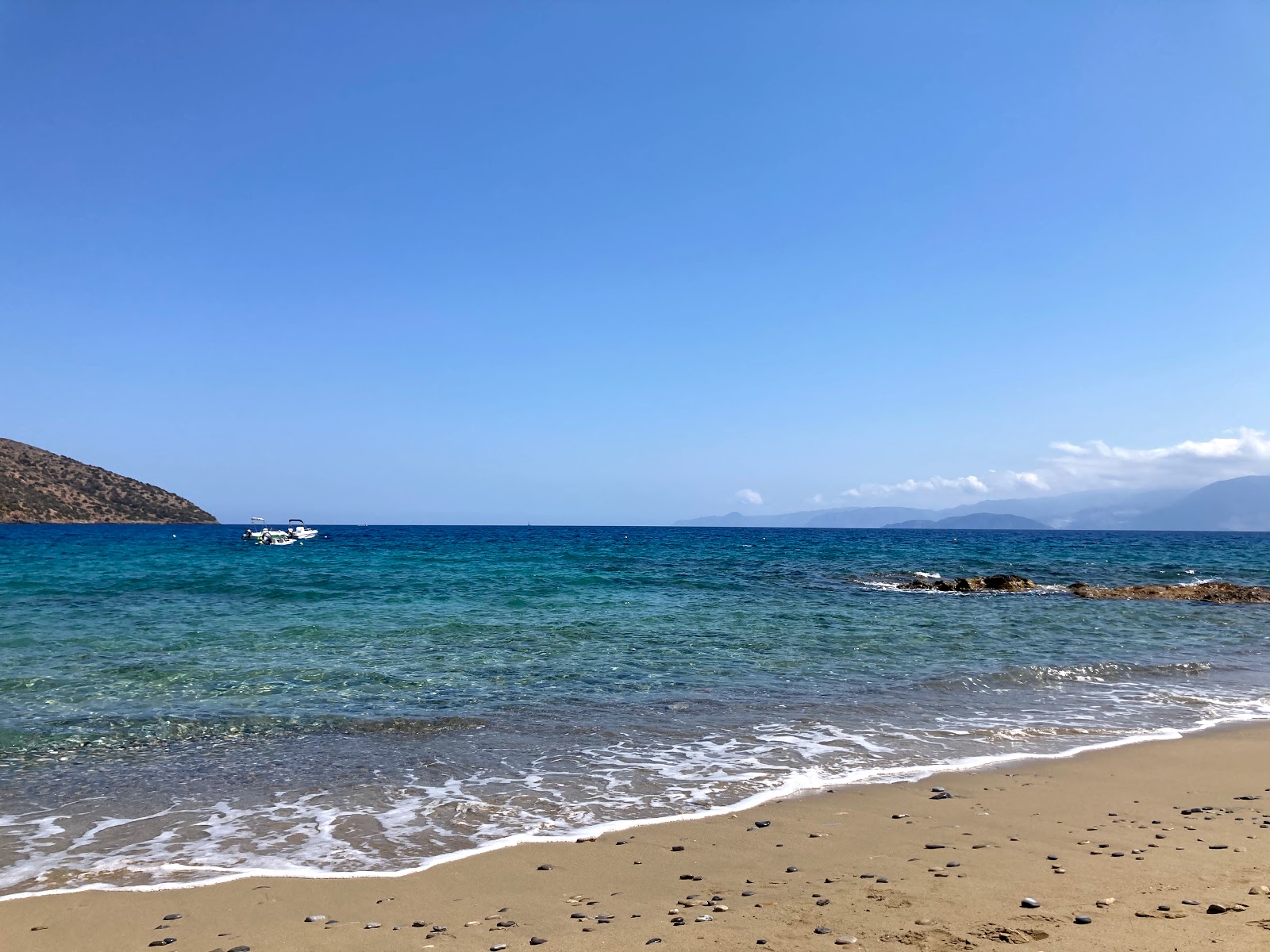 Foto av Candia Beach med blå rent vatten yta