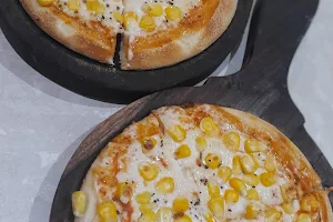 Laziz Pizza Gohana image