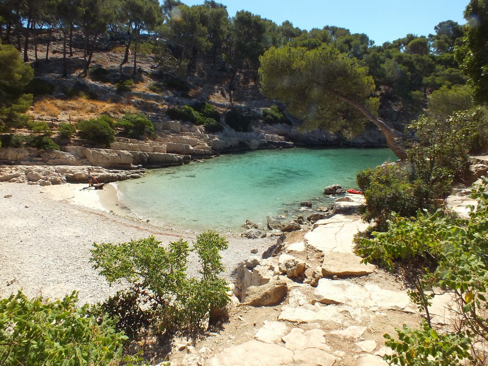 Foto di Calanque de Port Pin con una superficie del ciottoli beige
