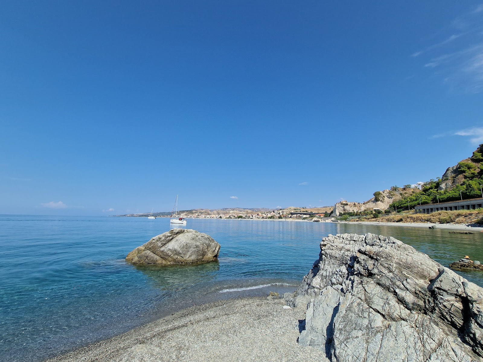 Photo de Rocca del Capo Beach entouré de montagnes