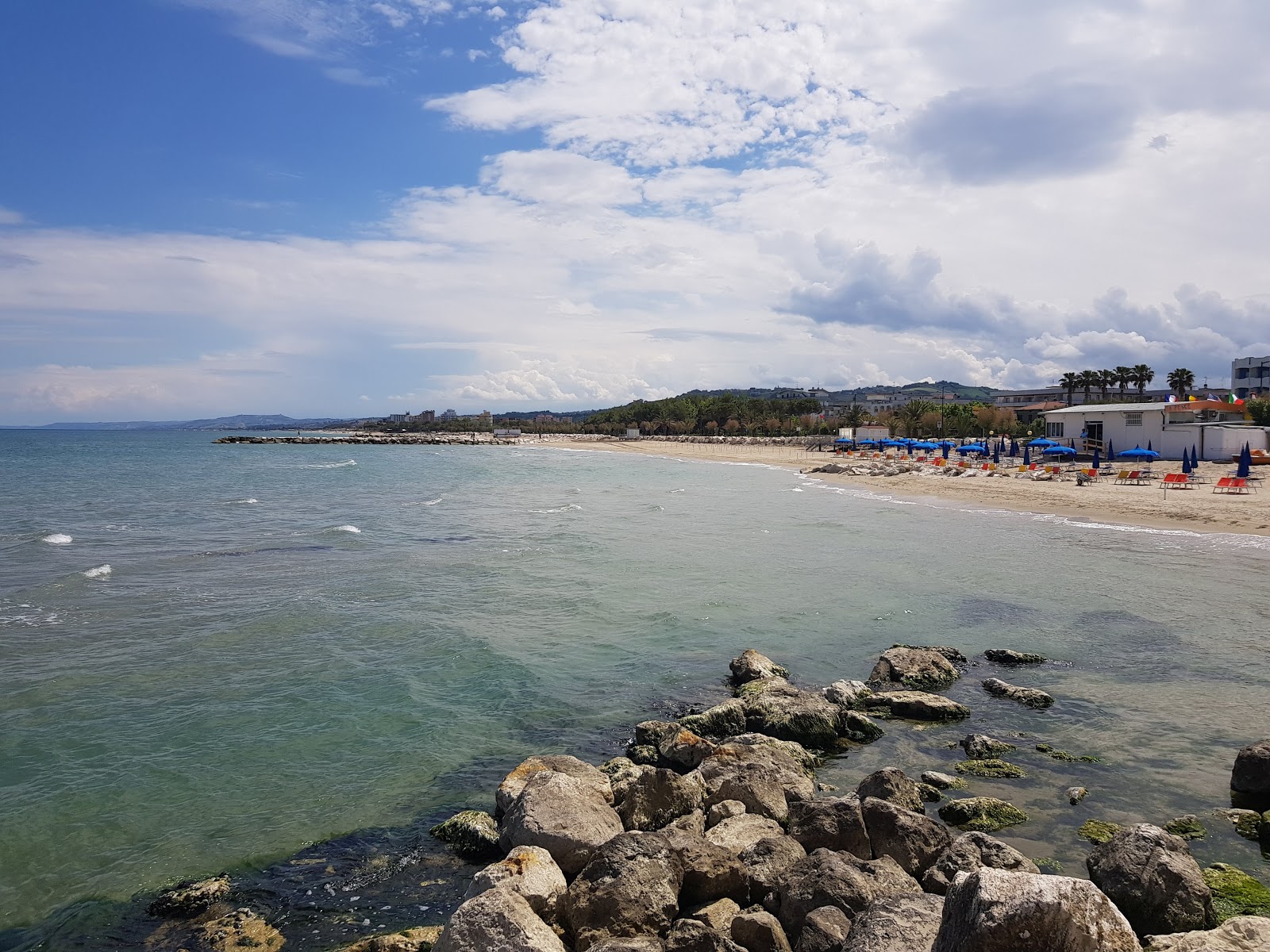Spiaggia di Villa Rosa的照片 带有蓝色的水表面
