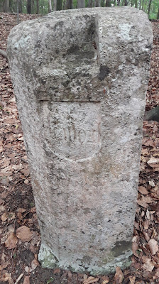 Borne fendue à Aumont-en-Halatte