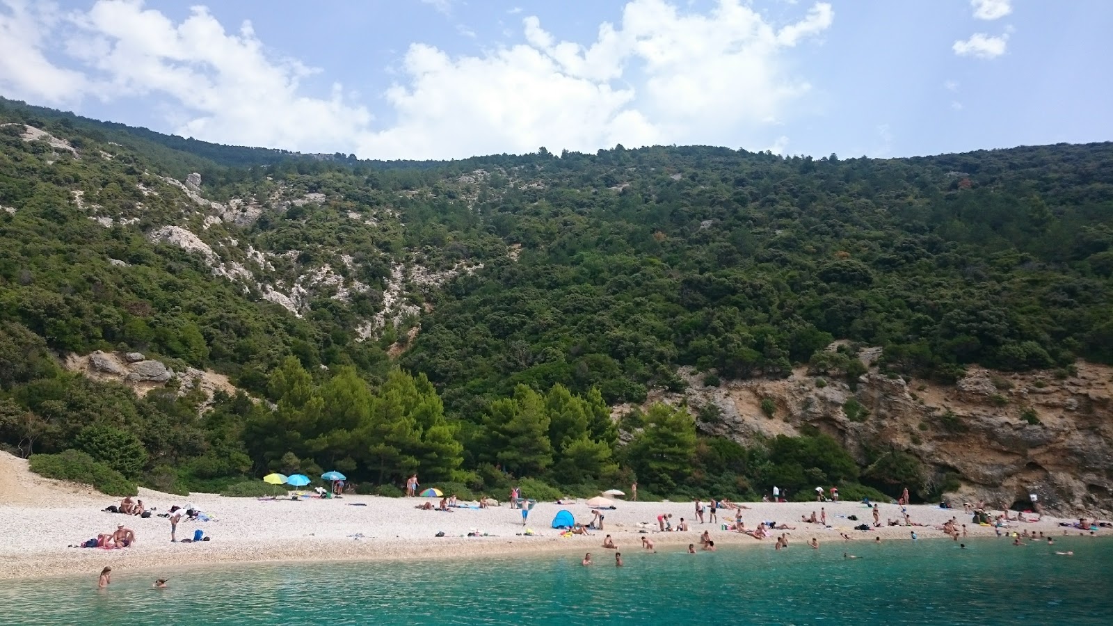 Blue Cave beach'in fotoğrafı dağlarla çevrili