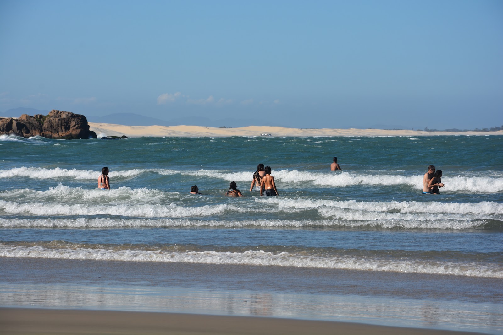 Foto av Praia do Farol de Santa Marta omgiven av berg