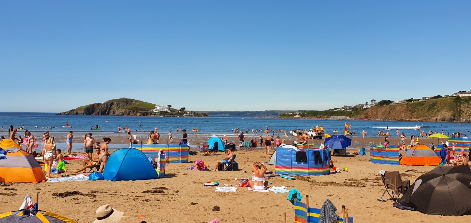 Fotografija Bantham plaža z turkizna voda površino