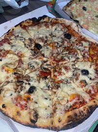 Plats et boissons du Pizzeria chez Puce Lyon Croix rousse Caluire - n°1